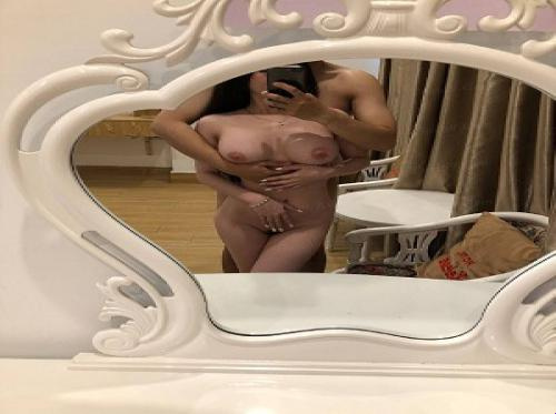 Les jeunes vont voir les bonnes filles et ont toutes sortes de choses dans le monde Les jeunes vont voir les bonnes filles et ont toutes sortes de choses dans le monde